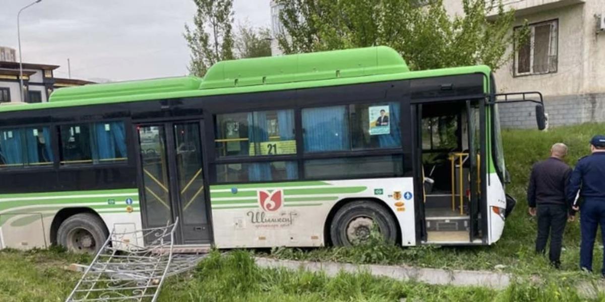 Слухи о смерти водителя автобуса, задавившего насмерть шестерых шымкентцев, опровергли чиновники