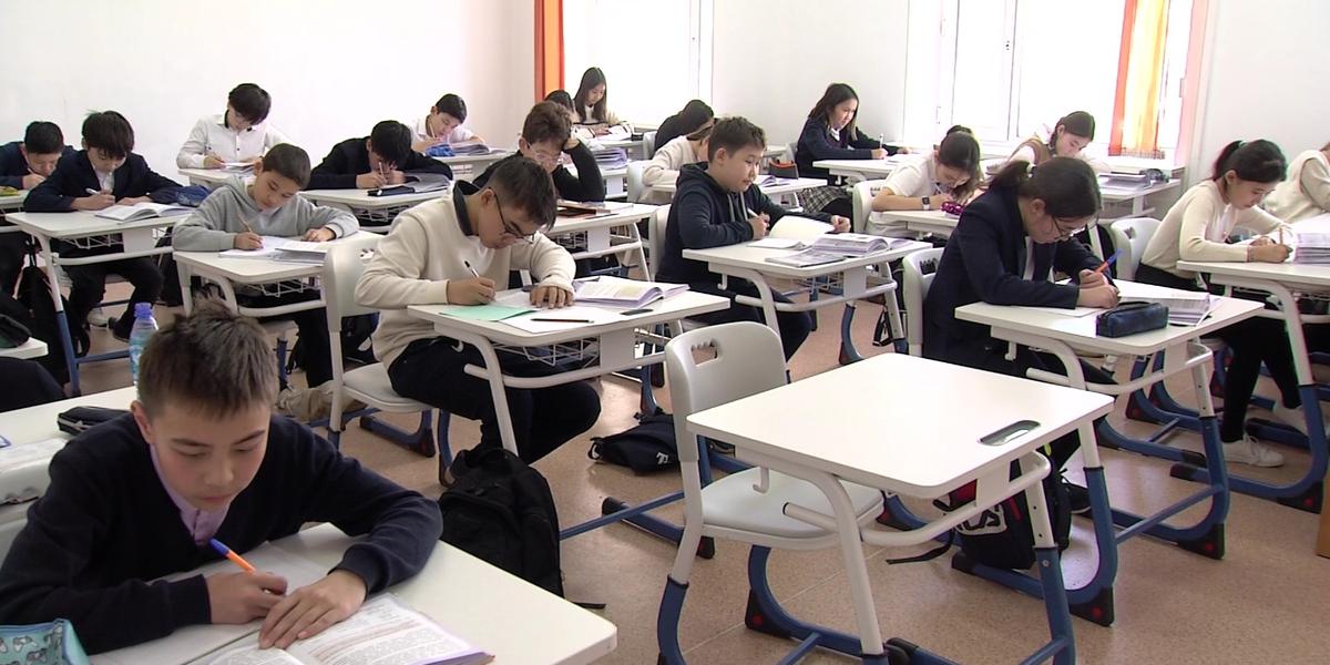 "Сокращать часы математики?", - министр просвещения ответил на критику о продлении учебного года