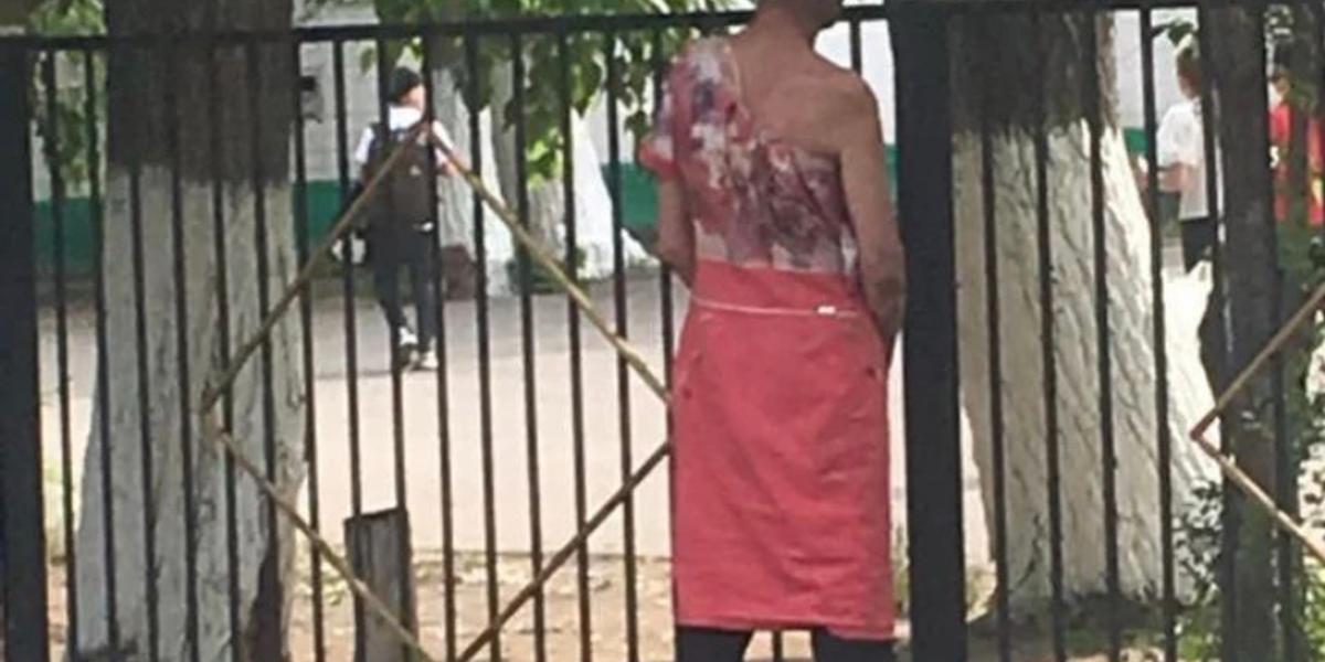 Мужчина в платье возле школы насторожил павлодарцев