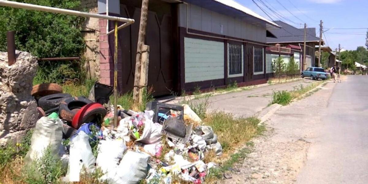 Сельчане бросили мешки с мусором прямо у акимата в Туркестанской области