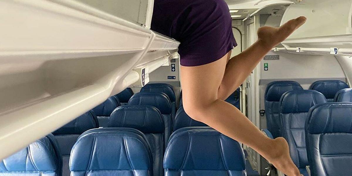 Почему опасно разуваться в самолете, рассказали стюардессы