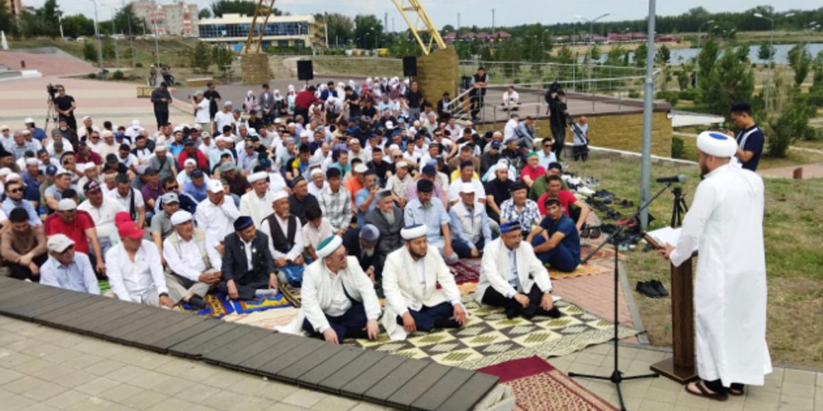 Мусульмане Костаная на набережной помолились о дожде