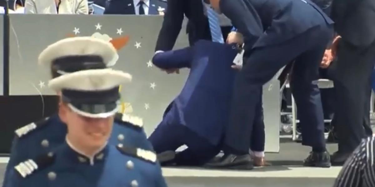 Джо Байден упал во время торжественной церемонии