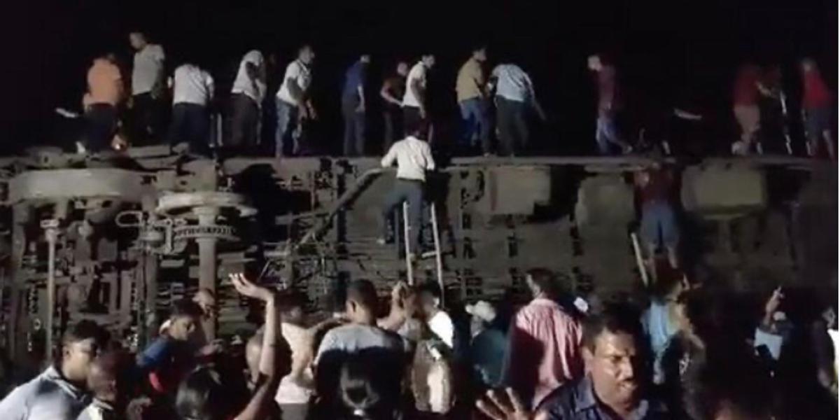 Полсотни человек погибло во время столкновения пассажирского и грузового поезда в Индии