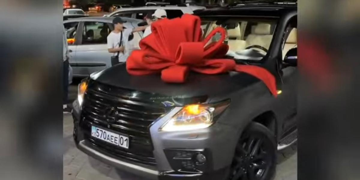 Боксер Санжар Ташкенбай купил отцу роскошный Lexus