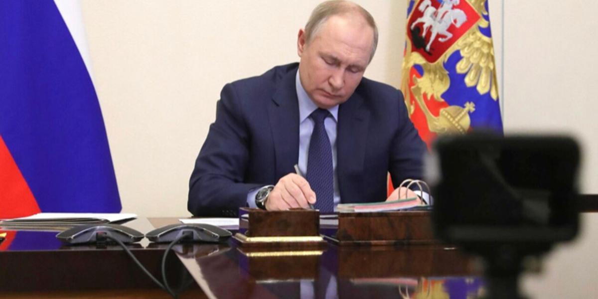 Путин внес поправки об аресте за нарушение военного положения