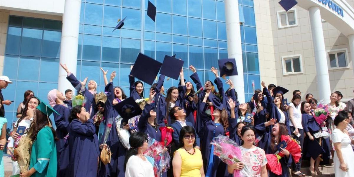 Скандал с "корочками": актауские студенты возмущены форматом дипломов