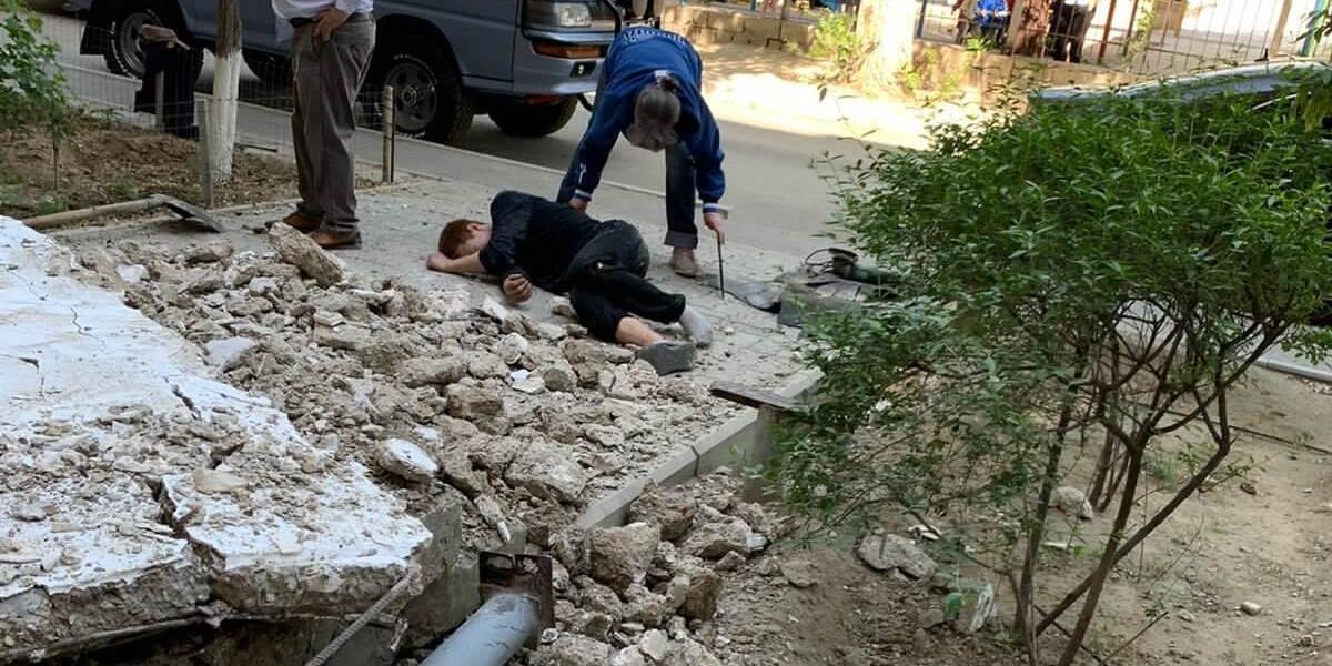 Обрушение бетонного козырька в Актау: пострадавшего мужчину выписали из больницы