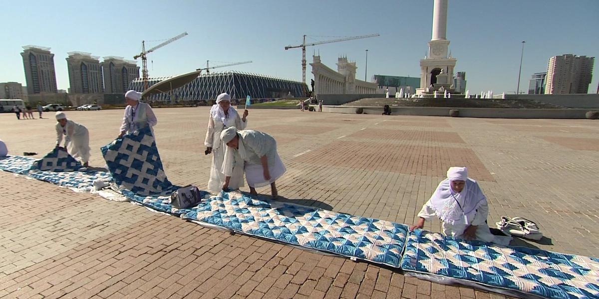 Астанада ұзындығы 500 метрлік құрақ көрпе тігілді