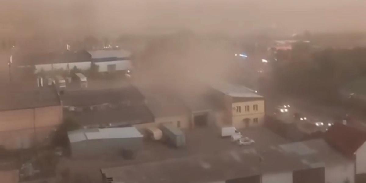 Ураган с дождем обрушился на Петропавловск: повреждены авто