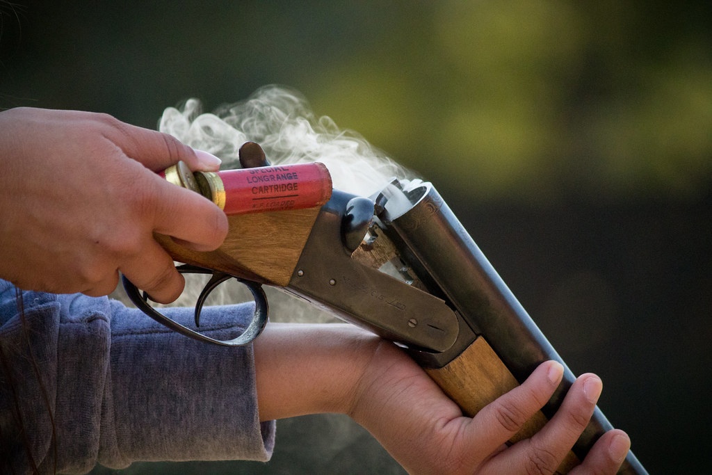 Перезарядка ружья. Перезарядка дробовика. Зарядка оружия. Перезарядка ружья. Обрез ружья.