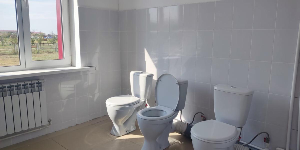 Туалеты без кабинок в одной из школ возмутили жителей ЗКО