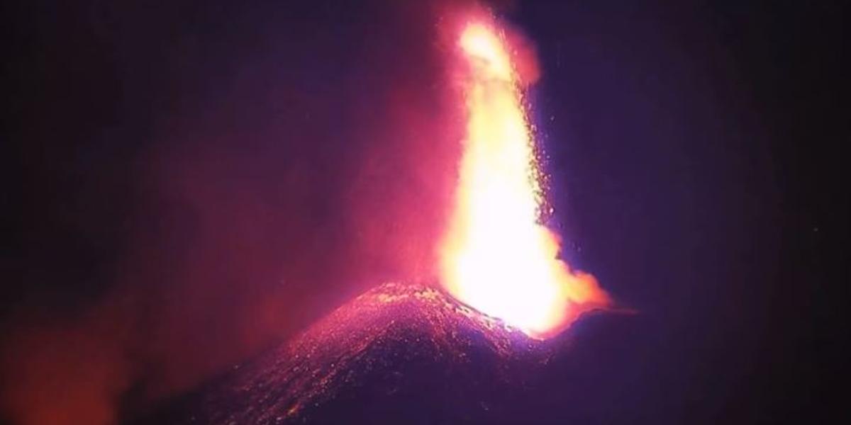 Вулкан Этна начал извергаться на Сицилии