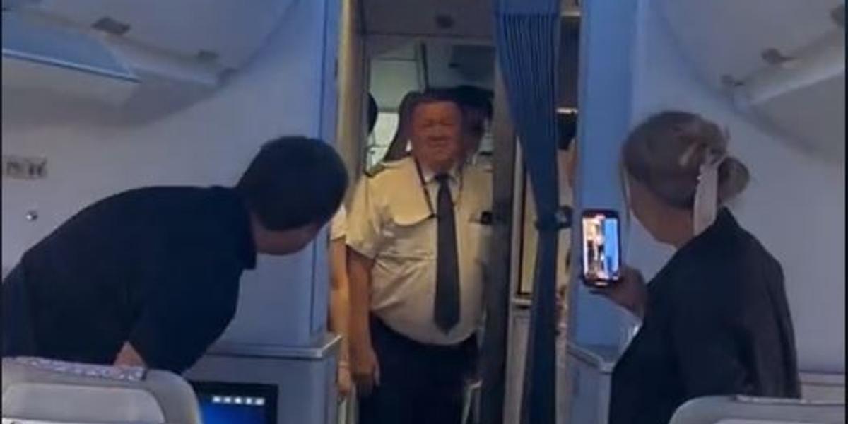 Пассажиры аплодисментами проводили казахстанского пилота на пенсию