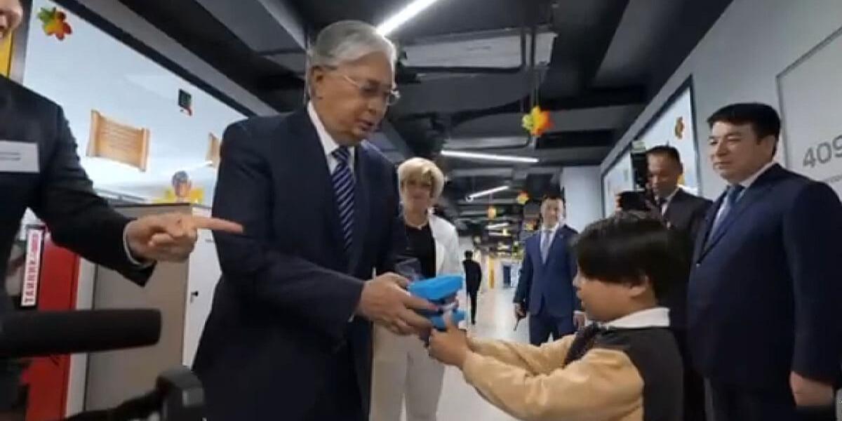 Президентпен кездескен үшінші сынып оқушысы Мемлекет басшысына өзі құрастырған үстел органайзерін сыйға тартты