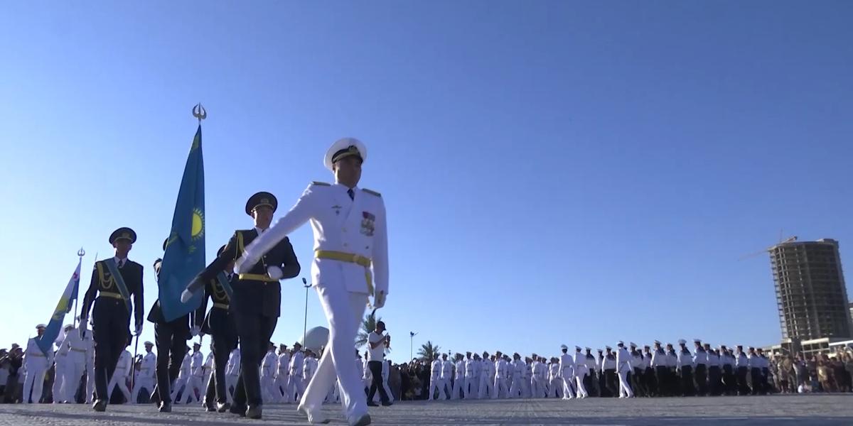 Парад кораблей, посвященный 30-тилетию военно-морских вооруженных сил Казахстана прошел в Актау