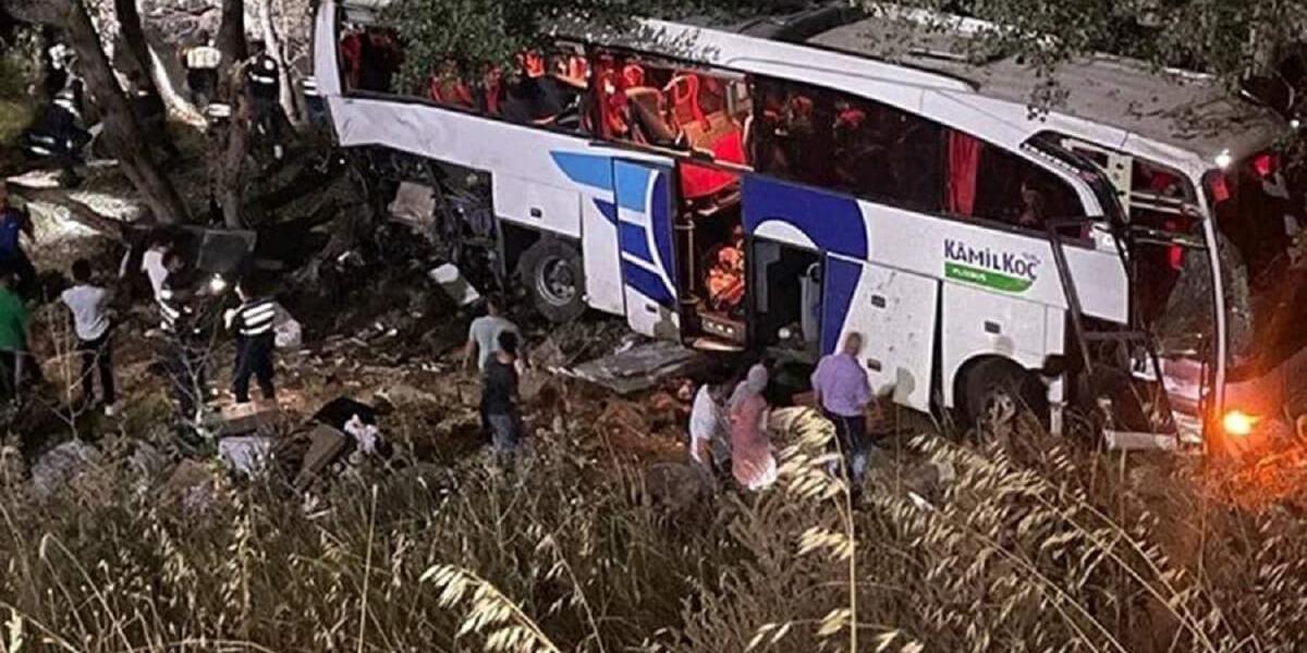Түркияда автобус аударылып, 12 адам қаза тапты