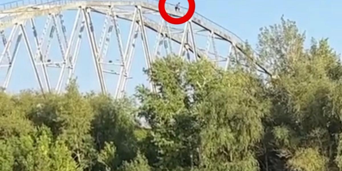 Мужчина после ссоры с девушкой пытался спрыгнуть с моста в Уральске