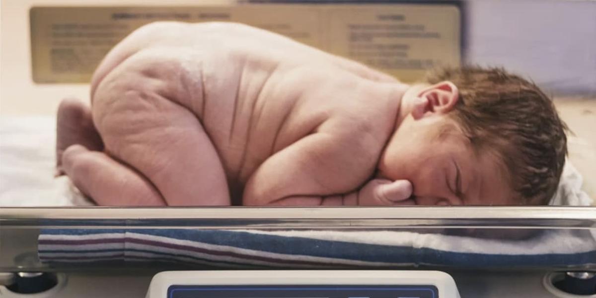 Мозг новорожденного масса. Рекорд по весу новорожденного. Мальчик 4000 кг родился. Новорожденный ребенок 7 кг. Рекорд Гиннесса самый маленький вес новорожденного.
