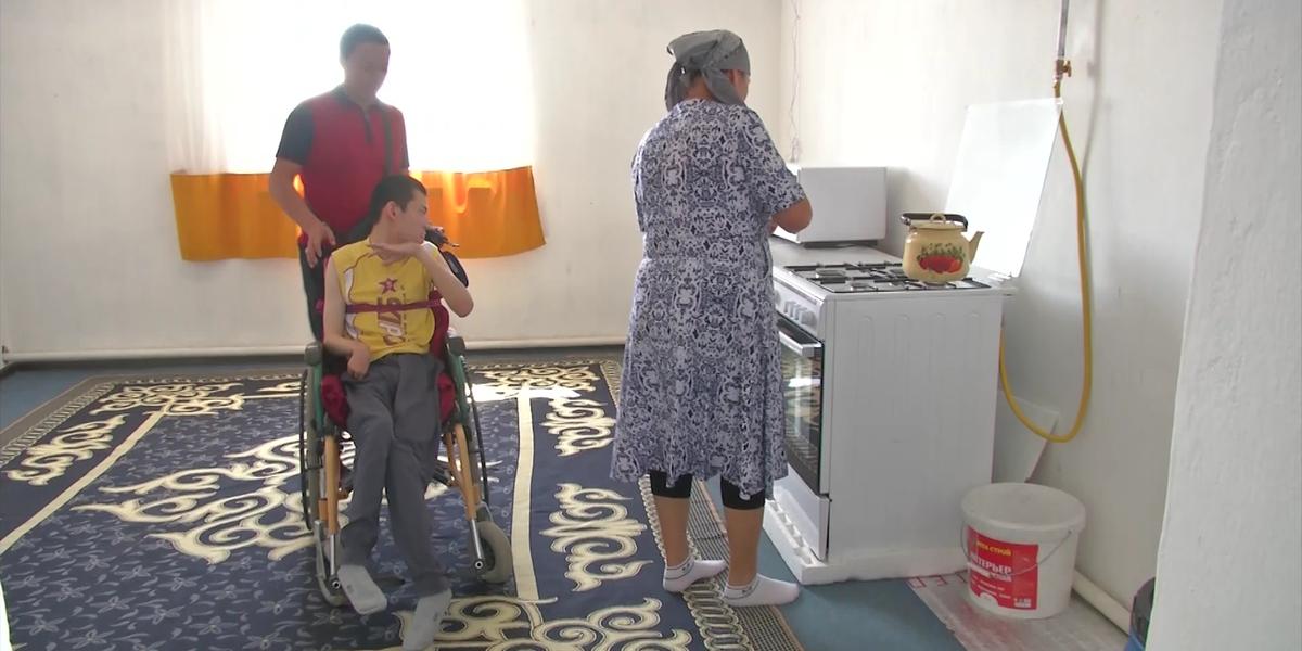 Члены партии «AMANAT» помогли провести газ в дом матери ребенка-инвалида в Жамбылской области.