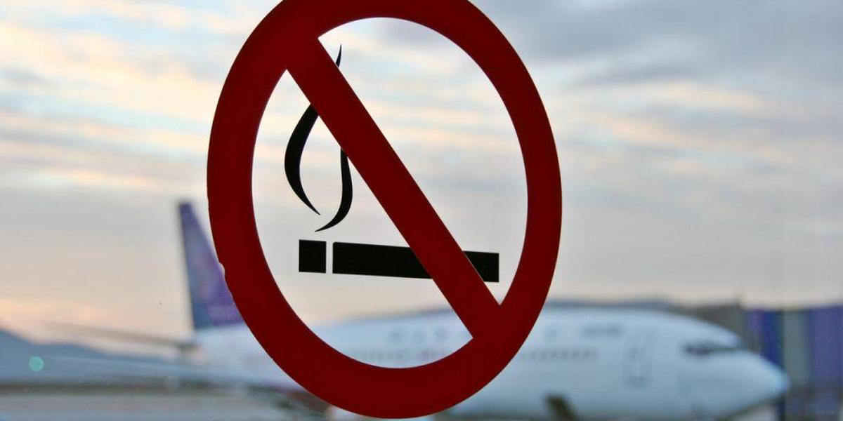 Атырауского подростка оштрафовали за курение на борту самолета