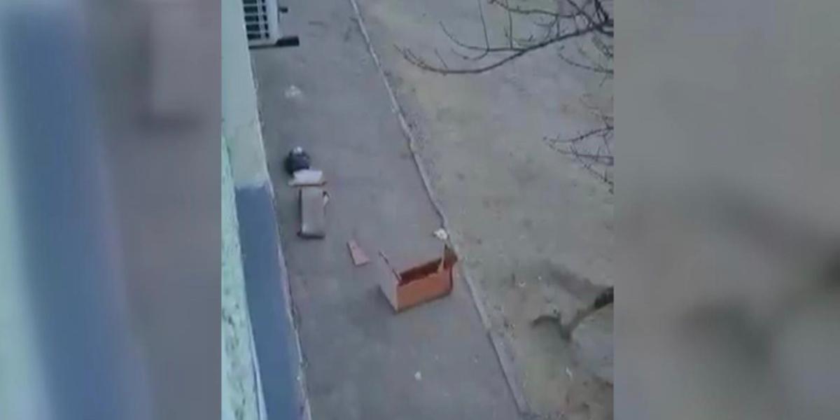 Диван выбросили с балкона на жителя Актау: мужчина скончался