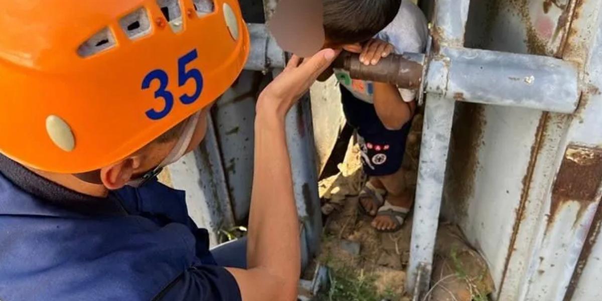 Голова ребёнка застряла в железном заборе в ЗКО