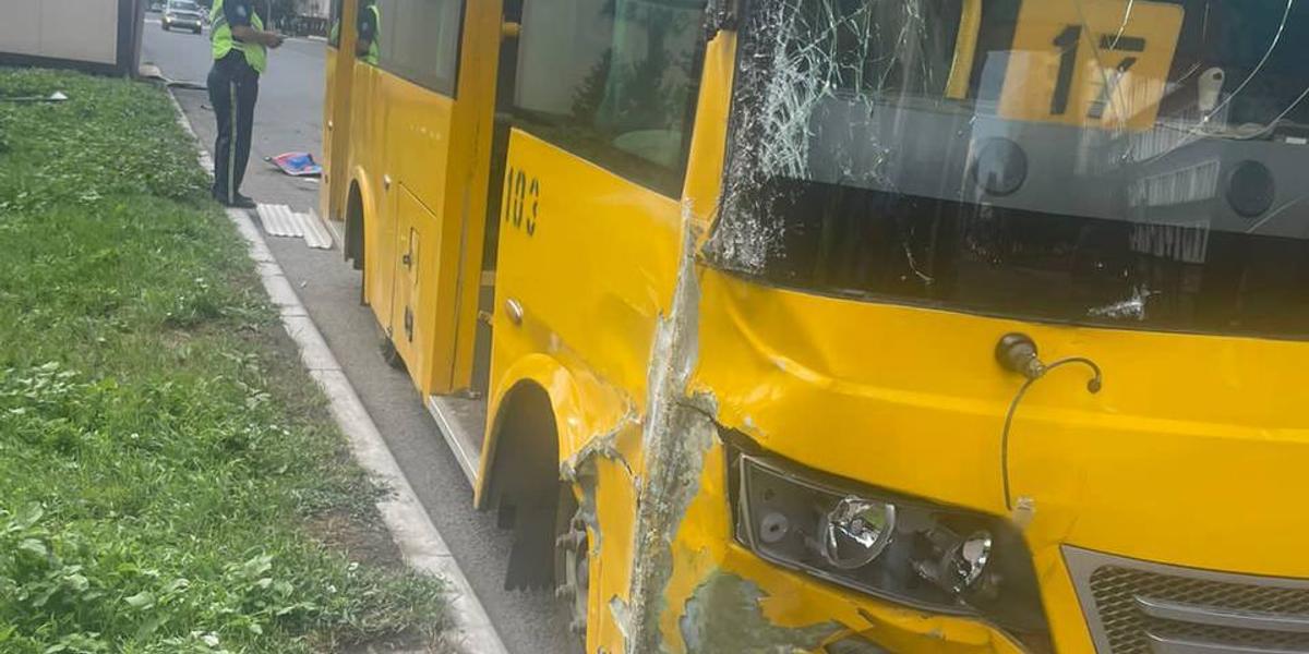 Автобус врезался в модульный пост полиции в Семее