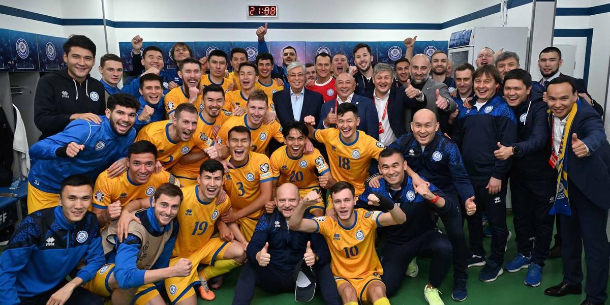 Токаев поздравил сборную Казахстана с блестящей победой в матче с Северной Ирландией и ушел из раздевалки с сувениром