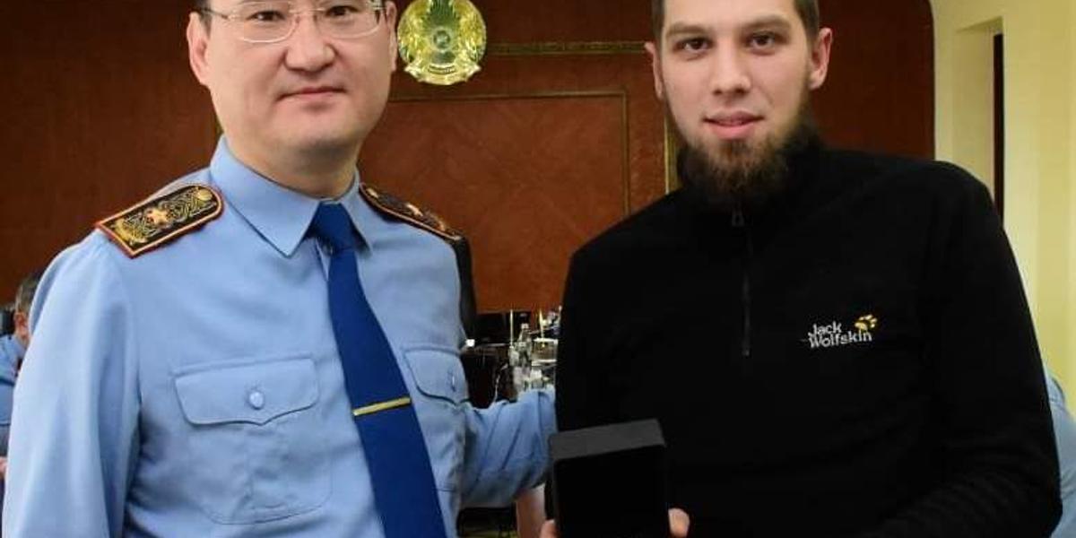 Скрутил грабителя: карагандинца наградили в полиции