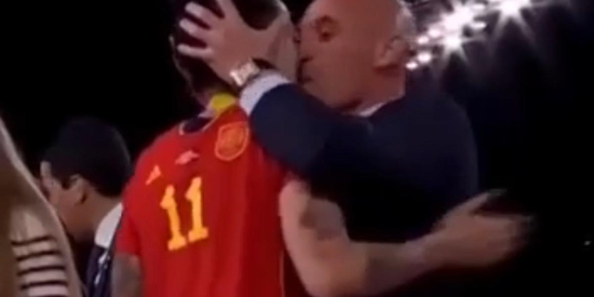 Футболистка сборной Испании пожаловалась в прокуратуру после поцелуя с Президентом Федерации