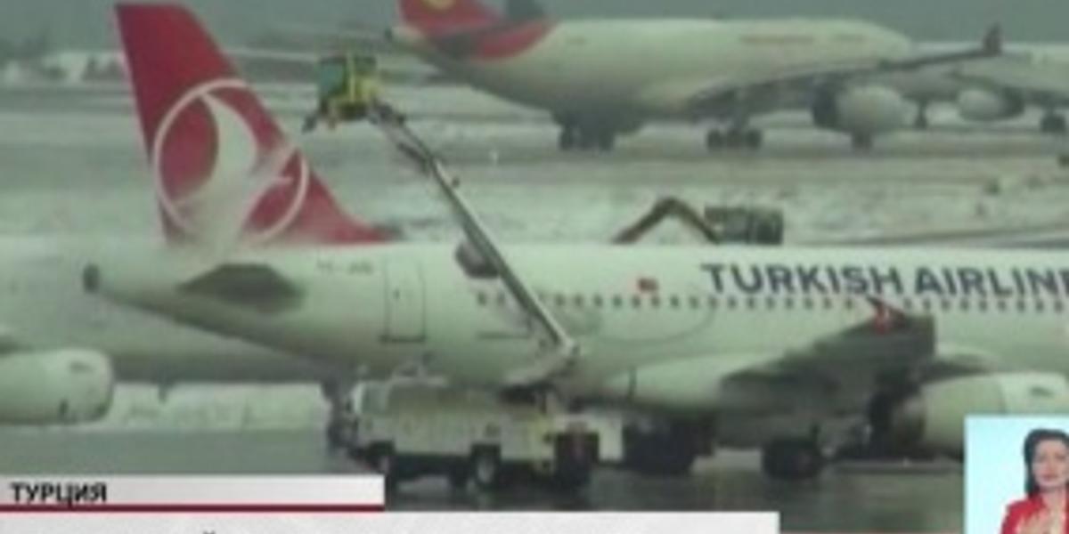 Международный аэропорт Стамбула отменил 500 рейсов из-за снегопада