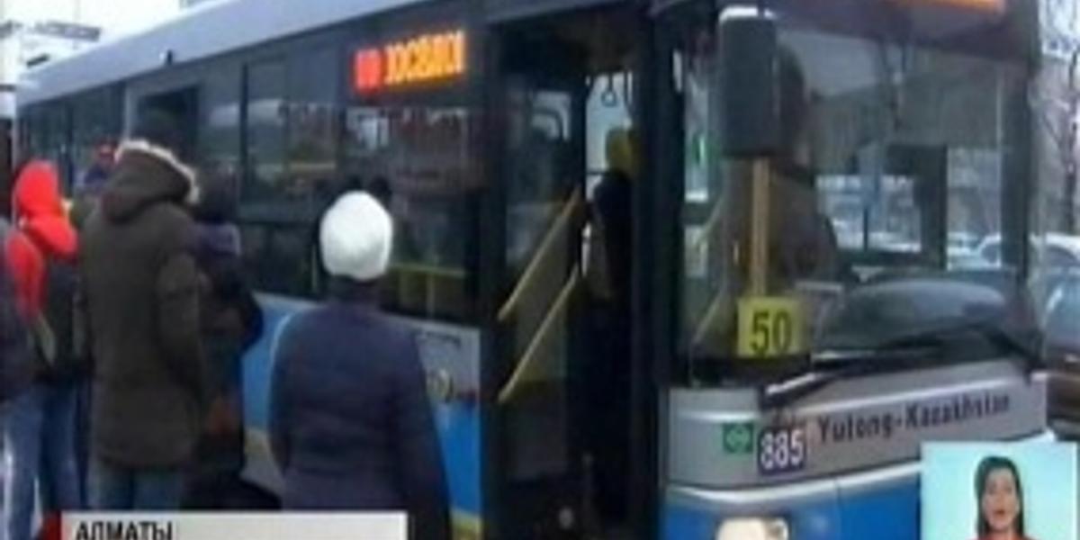В Алматы оштрафовали 172 человека за безбилетный проезд и наличный расчет в общественном транспорте