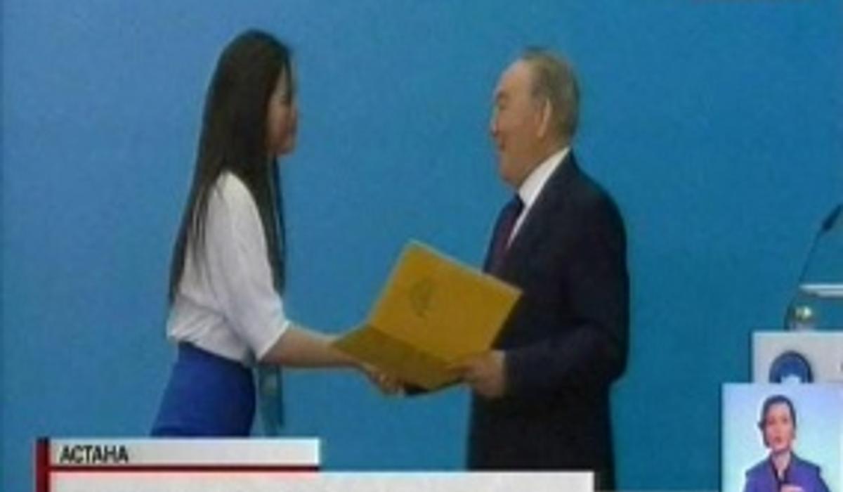 Нурсултан Назарбаев вручил партбилеты новым членам партии «Нұр Отан»