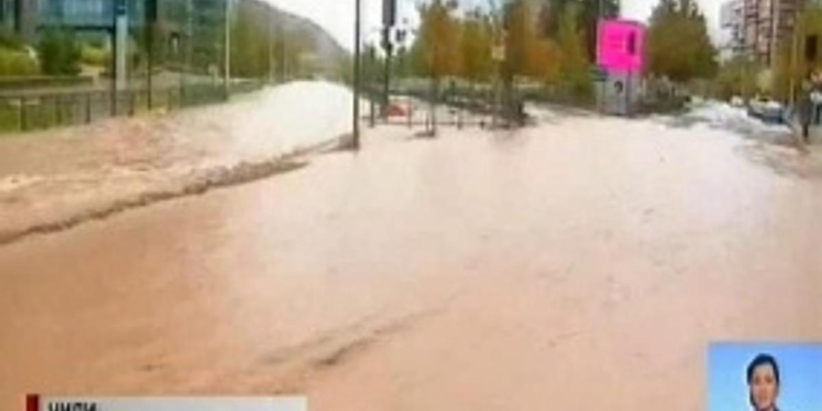 Из-за наводнений в Чили и США тысячи людей остались без питьевой воды и электричества