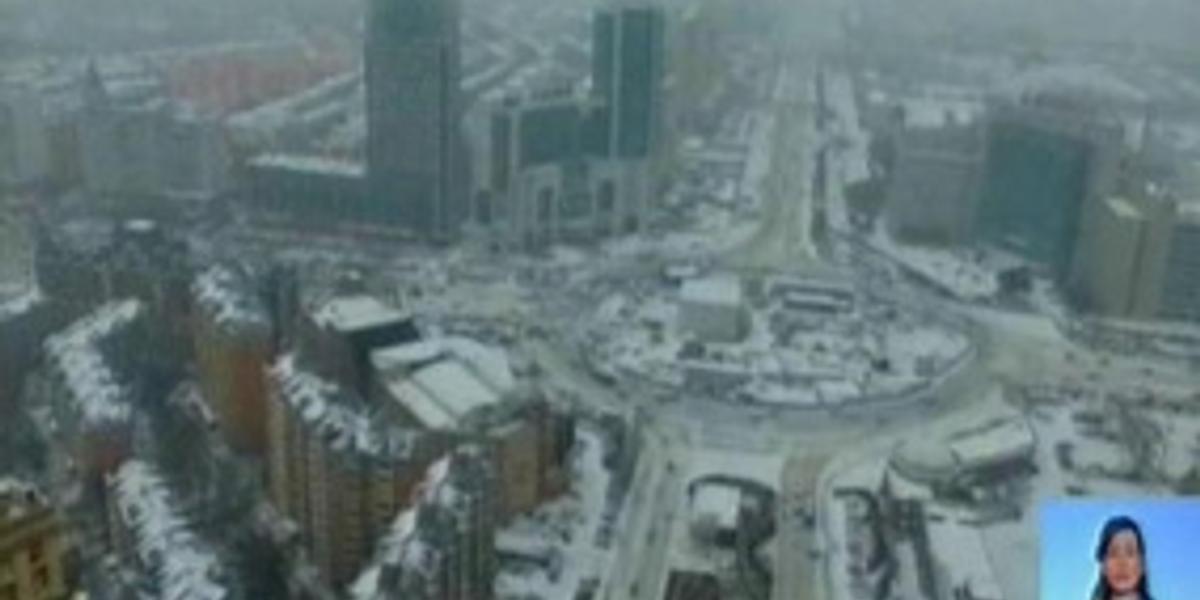 В Китае из-за сильнейших снегопадов парализовано автомобильное движение 