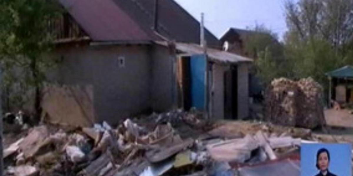 Жители дачного поселка в пригороде Алматы не могут самостоятельно справиться с последствиями подтопления 
