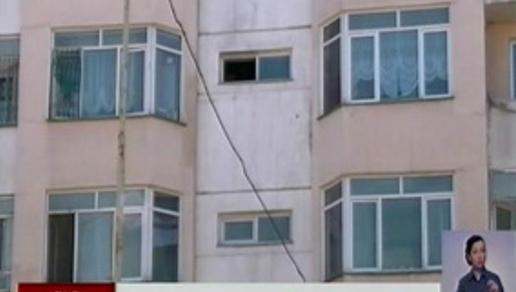 В многоэтажке Алматы утеплитель из пенопласта отошел от креплений - компания-застройщик