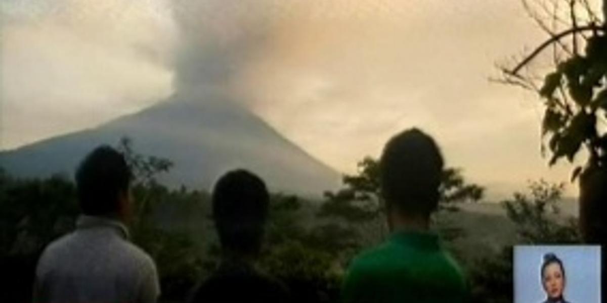 Из-за активности вулкана с острова Бали не могут улететь 60 тысяч туристов