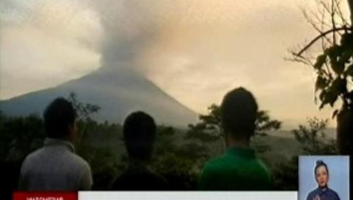 Из-за активности вулкана с острова Бали не могут улететь 60 тысяч туристов