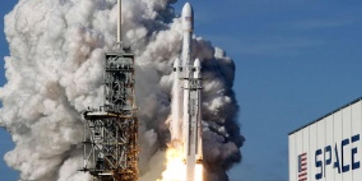 Илон Масктың SpaceX компаниясы кезекті зымыранды ұшырды.  Ғарышқа Tesla көлігі де «аттанды».  