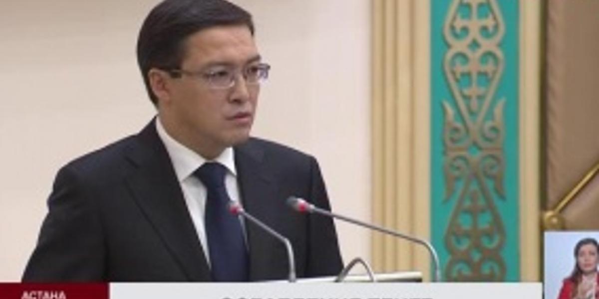 Глава Нацбанка посоветовал казахстанцам не бегать по «обменникам»