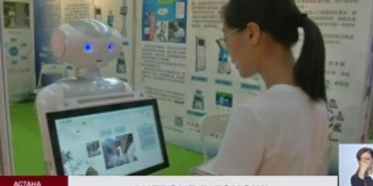 В Китае инженеры разработали робота,  способного ухаживать за одинокими стариками