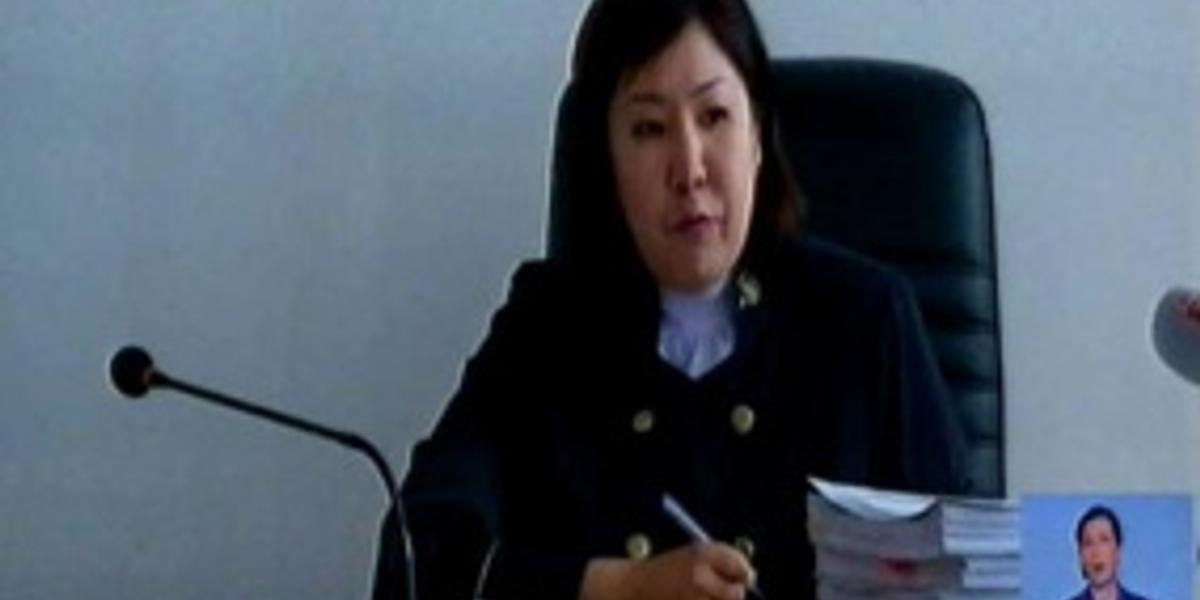 В Актобе прокуроры запросили 2 года лишения свободы для женщины-полицейского 