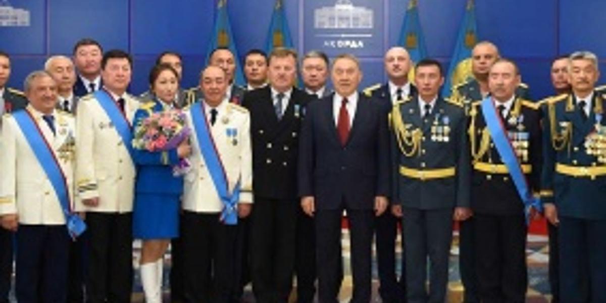 Избранное за неделю Н.Назарбаев вручил военным государственные награды