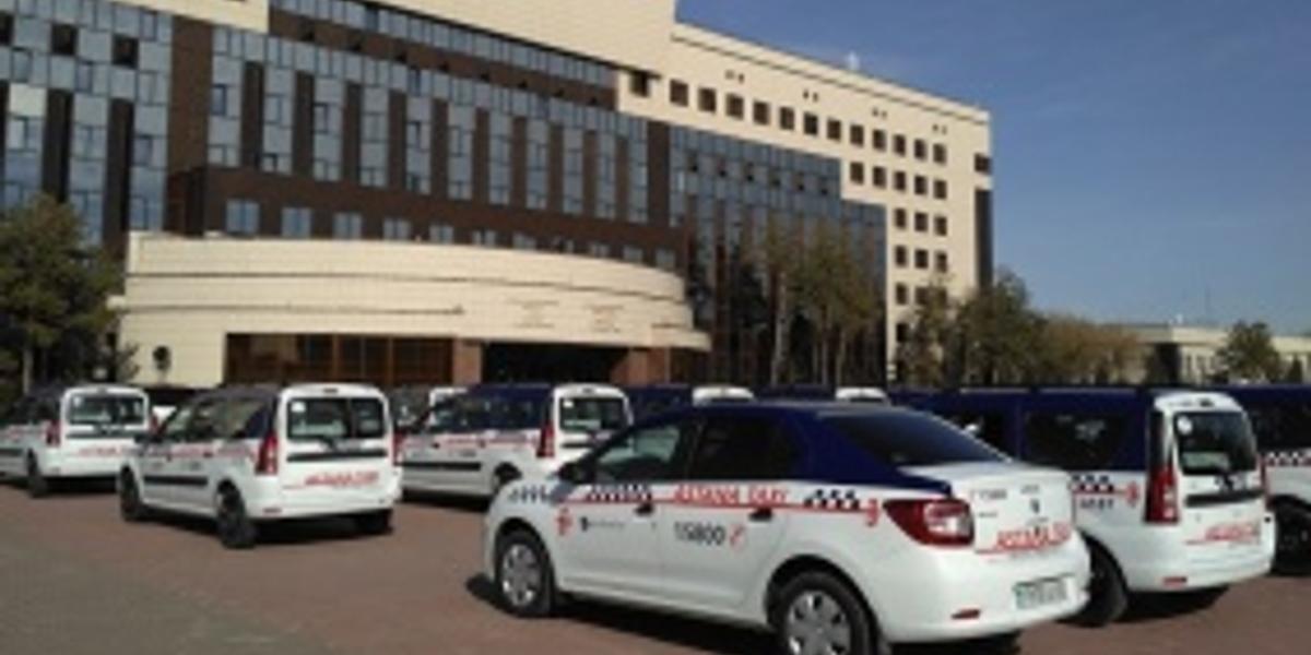 «Отказ от служебных авто»: 11 таксопарков готовы возить столичных чиновников